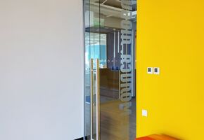 Стационарные перегородки в проекте Компания NAYADA выполнила проект по установке стеклянных перегородок в столичном БЦ Гулливер для ИТ компании «Битрикс 24».
